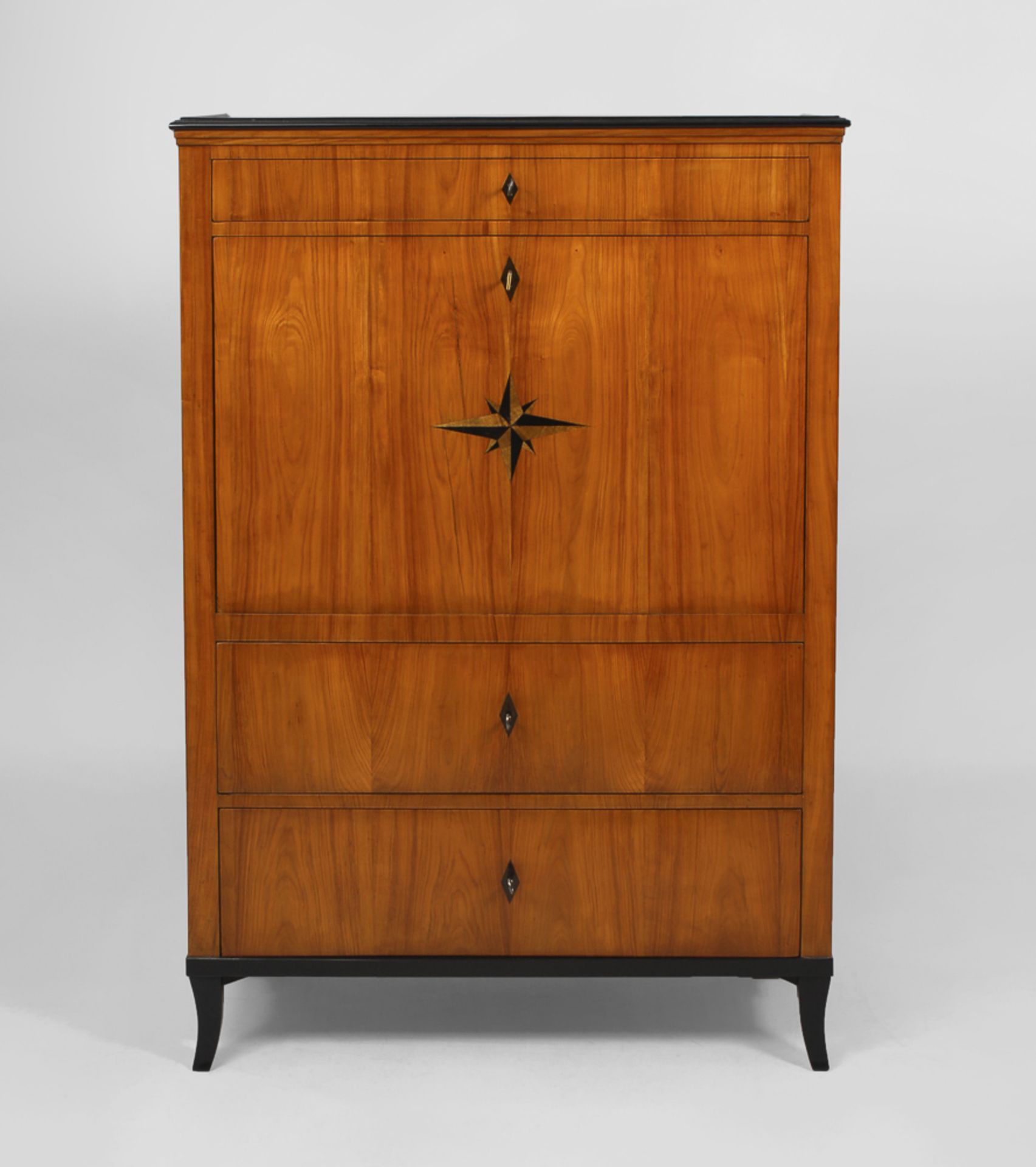 Biedermeier-Sekretär.Um 1830. Kirschbaum furniert, teils ebonisiert. 149 x 103 x 47,5 cm. Schlichter - Bild 2 aus 2