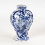 Fayence-Vase mit indianischer Blumenmalerei, DELFT.18. Jh. Blaue Pinselmarke "HL" (wohl De