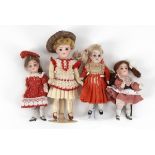 4 Puppenstubenpüppchen.Biskuit und Masse. L 9-14 cm. Alle mit Glasaugen und Mohairperücke. 3x