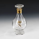Karaffe mit vergoldeter Silbermontierung.20. Jahrhundert. Farbloses Glas. H 26,5 cm. Birnform mit