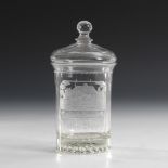 Becher mit Deckel.Um 1820. Farbloses Glas; Mattschliffdekor. H 19 cm. Zylinderbecher mit