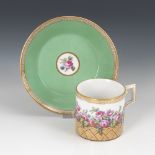 Vitrinentasse, KPM BERLIN.Zeptermarke, um 1800. Polychrom bemalt, goldstaffiert. H Tasse 6 cm,