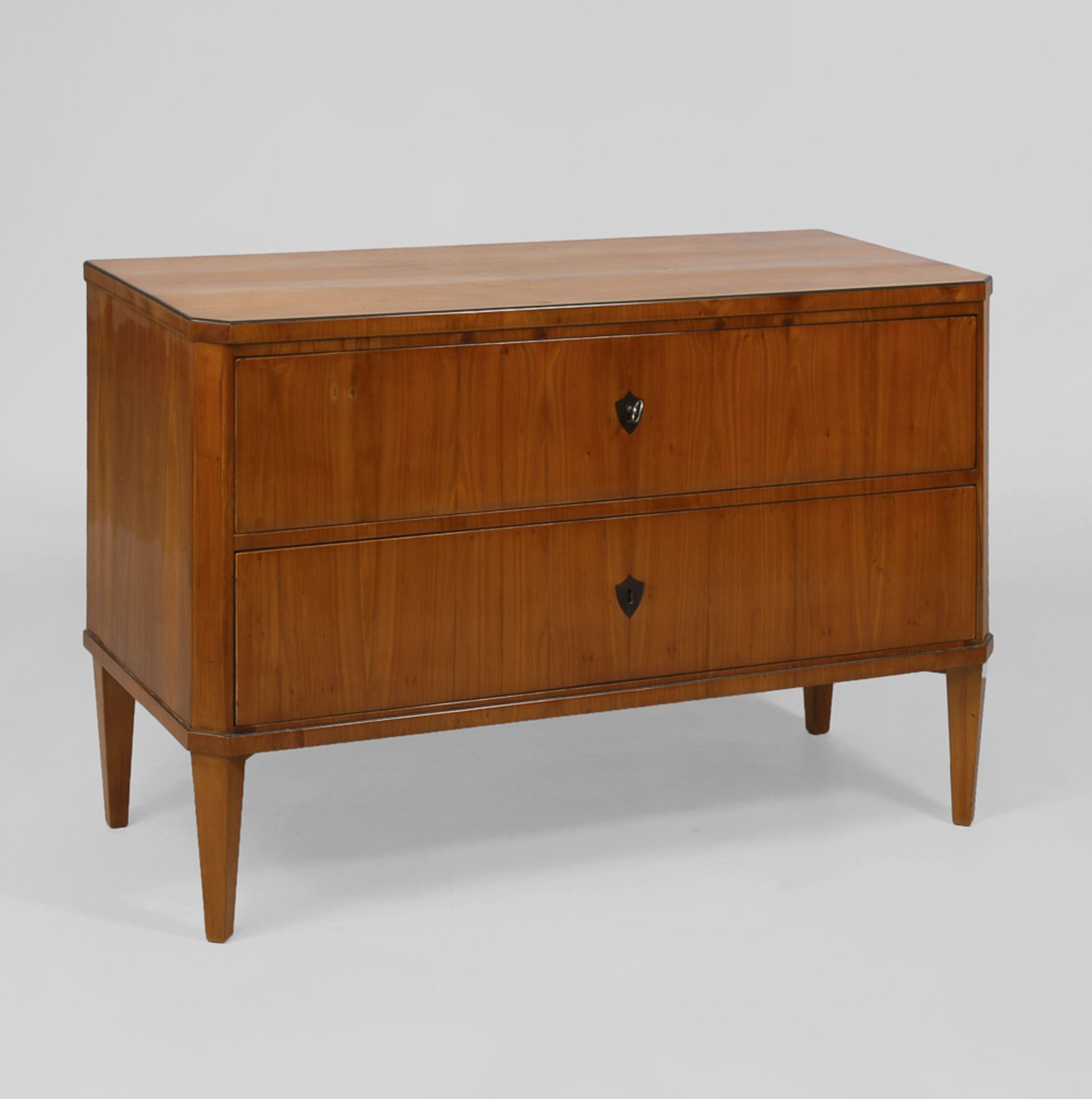 Biedermeier-Kommode.Um 1830. Kirschbaum furniert. 77 x 117 x 50,5 cm. 2-schübige Kommode auf - Bild 2 aus 2