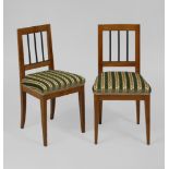 2 Biedermeier-Stühle.Um 1830. Kirschbaum furniert. H je 89 cm. 2 Polsterstühle mit 3-fach