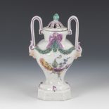 Seltene Potpourrivase, GERA.G-Marke, um 1780/90. Polychrom bemalt. H 17 cm. Kleine Balustervase