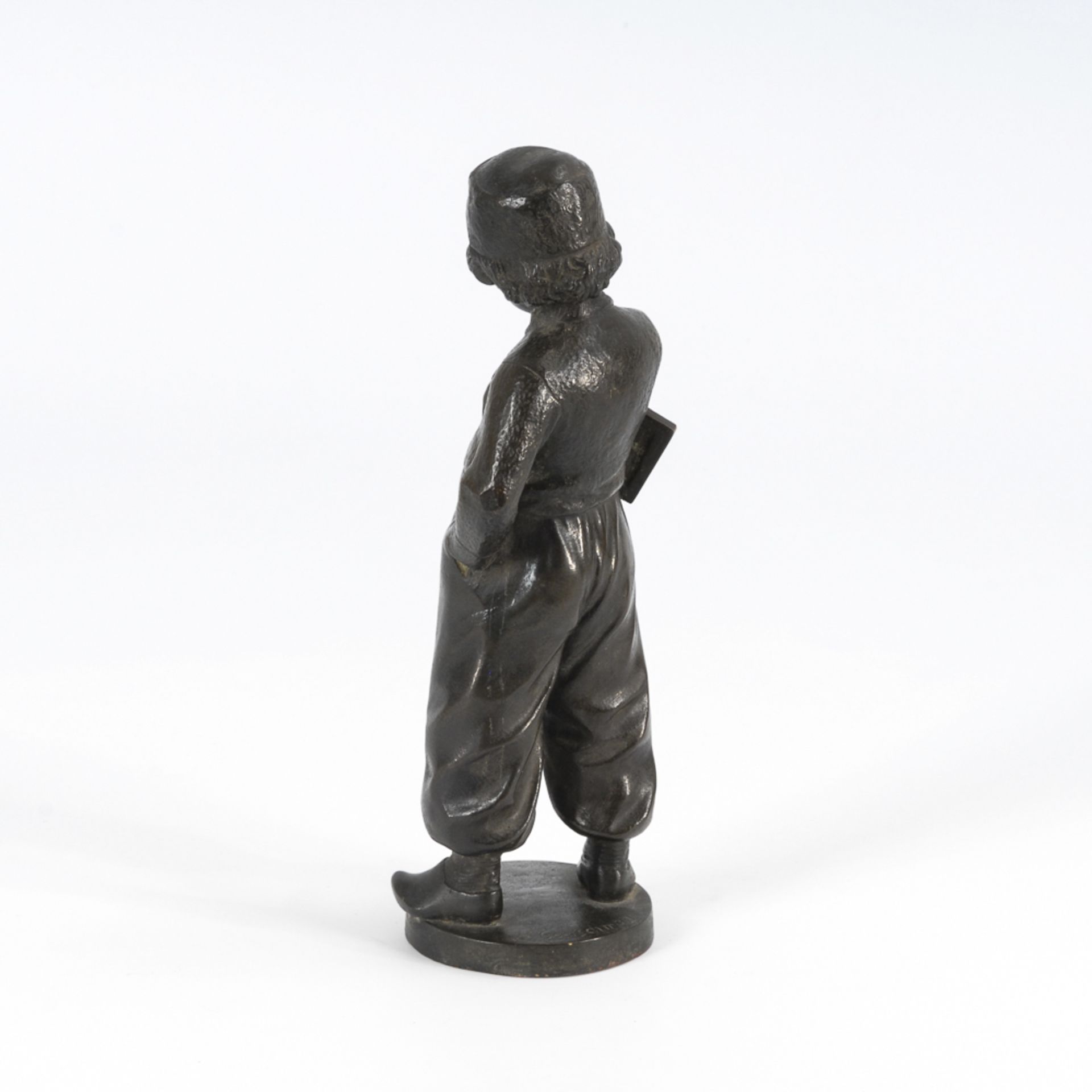 GOETSCHMANN, Heinrich: Holländer-Schuljunge.Bronze patiniert, bezeichnet. H 25,5 cm. - Bild 2 aus 4