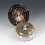 Glasdose mit Porzellanbild und kleines Porzellanbild.Ungemarkt, 2. Hälfte 19. Jahrhundert. Über