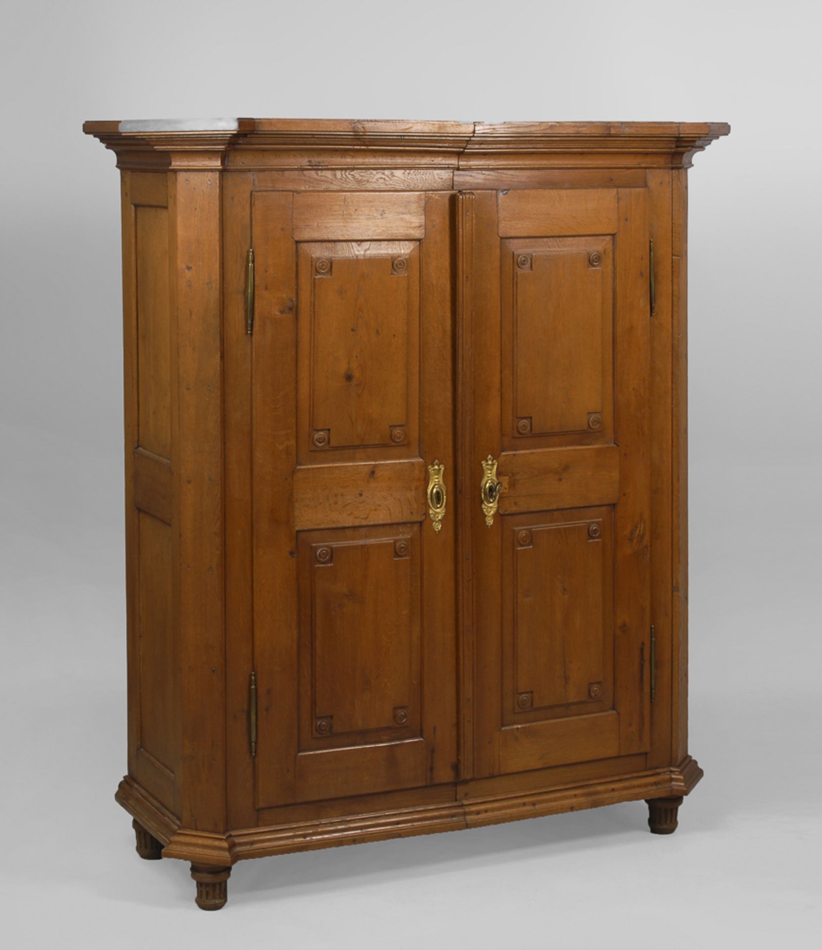 Klassizismus-Wäscheschrank.Um 1800. Eiche massiv. 183 x 165 x 68 cm. 2-türiger Korpus mit getrepptem - Bild 2 aus 4