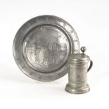 Teller und Walzenkrug mit Zunftgravur Zinn.19. Jh. Gemarkt. H 23 cm. D 36,5 cm. Walzenkrug mit