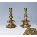 Paar schwere Glockenfußleuchter.Ende 19. Jahrhundert, Messing, gegossen, sechseckiges Unterteilmit