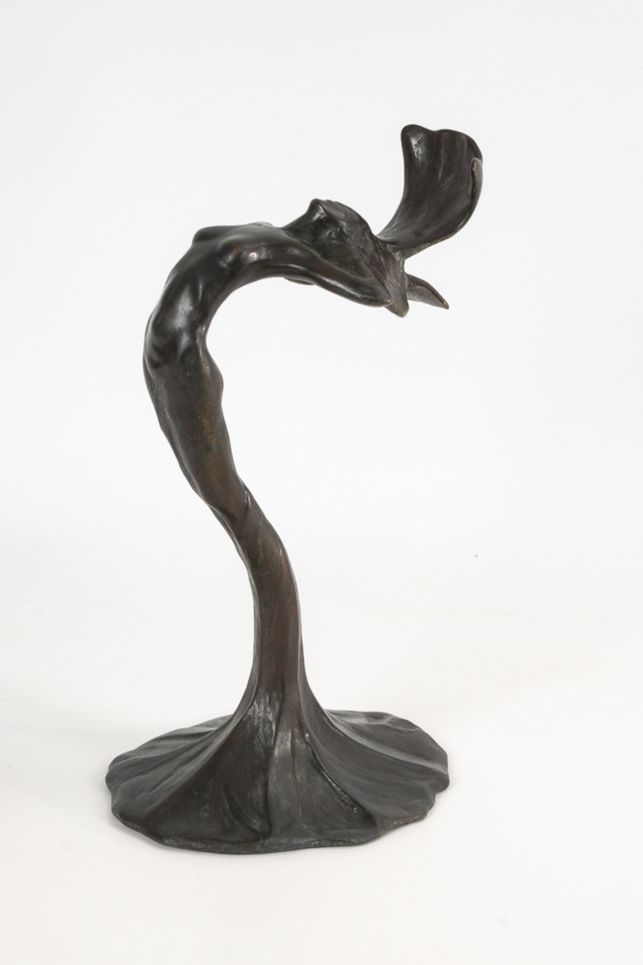 LEONHARDT, Inge: Tänzerin.Bronze patiniert, bezeichnet. H 47 cm. Gleichsam floral stilisierte,