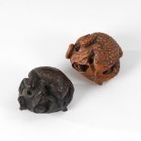 2 Netsuke - Kröten.Beide aus Holz in heller und dunkler Färbung, gleiches Motiv in sehr