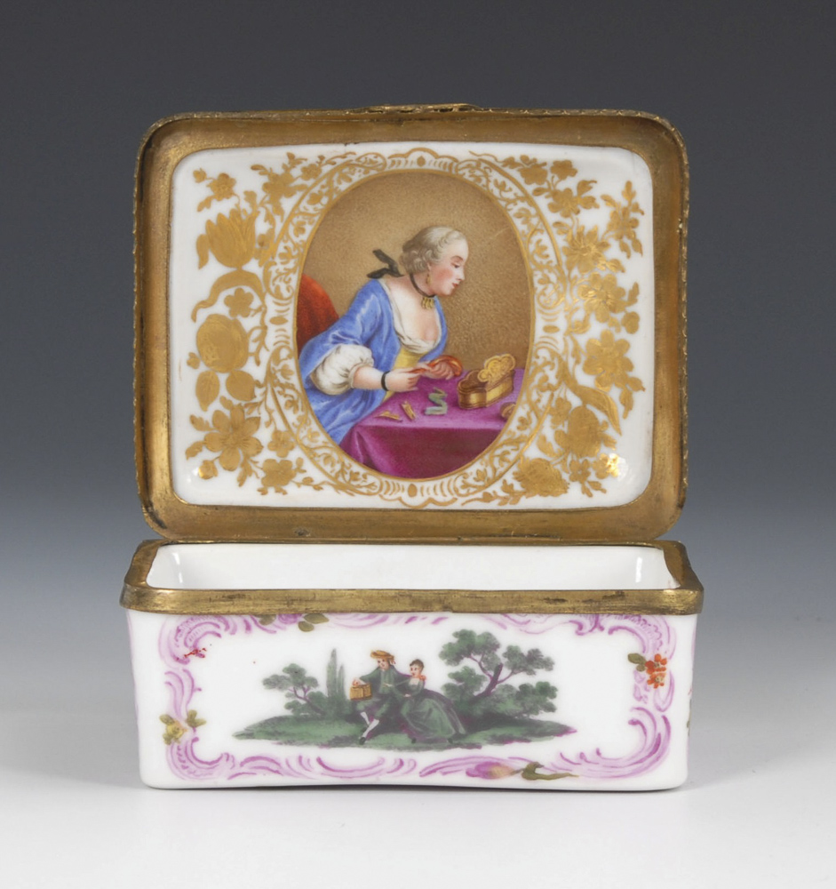 Tabatiere mit Watteaumalerei und Damenporträt, MEISSEN.Ungemarkt, 18. Jahrhundert. Polychrome
