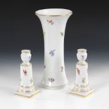 Paar Leuchter und Vase mit Streublümchenmalerei, MEISSEN.Schwertermarke, 2. Hälfte 20.