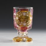 Biedermeier-Kelchglas.Um 1835. Farbloses, teils rosa und gelb gebeiztes Glas. H 13,5 cm. Achtfach