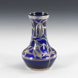 Overlay-Vase mit Blütendekor.Um 1900. Kobaltblaues Glas. H 14,5 cm. Gedrückt gebauchte Form mit