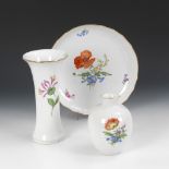 2 Vasen und Schale mit Blumenmalerei, MEISSEN.Schwertermarke mit Punkt, Pfeiffer-Zeit, 1924-1934, 1.