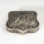 Reliefierte Silbertabatiere.Wohl Hanau, um 1900. 3 Historismuspunzen. 2,5 x 9,5 x 6,5 cm, 116 g.