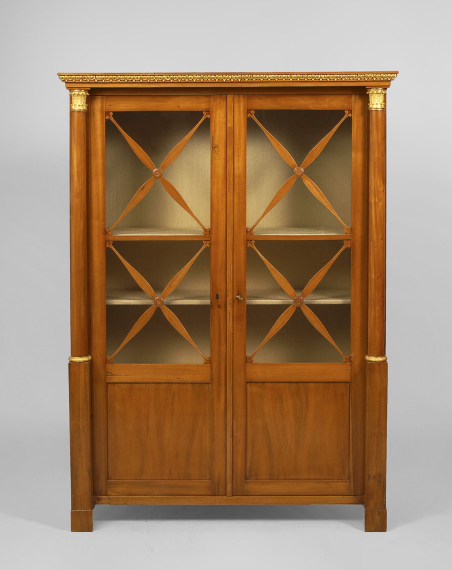 Neoklassizististischer Bücherschrank.Wohl Ende 19. Jh. Nussbaum furniert und Glas. 171 x 118 x 42