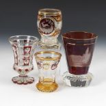 4 böhmische Gläser.2. Hälfte 19. Jahrhundert. Farbloses, teils rot und gelb gebeiztes Glas,