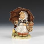 HUMMEL-Figur: Mädchen unterm Schirm."Gut beschirmt", Jubiläumsmarke "100 Jahre M.I. Hummel",