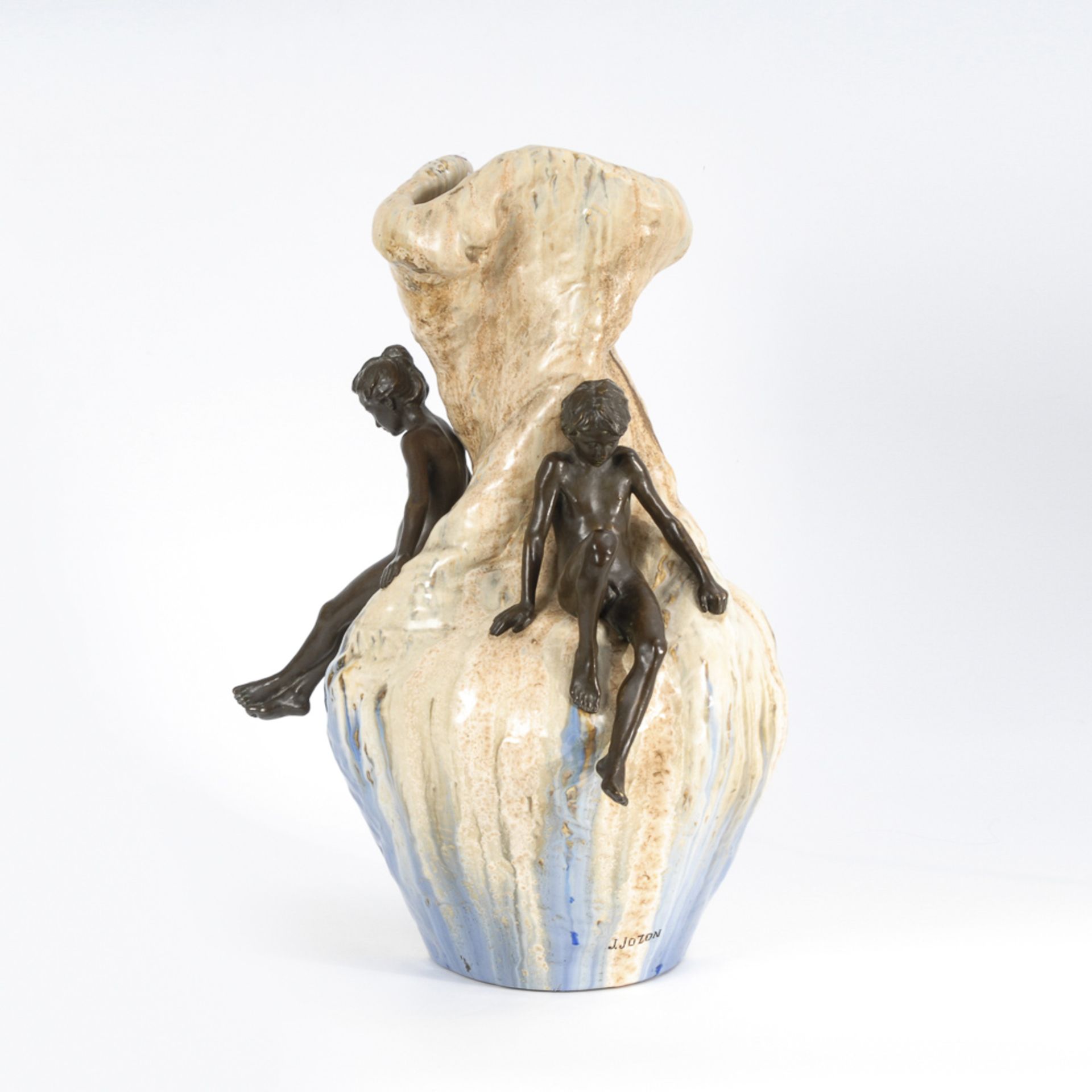 JOZON, Jeanne: Große Keramikvase mit 2 Bronzefiguren.Sandfarbener Scherben, polychrome - Bild 2 aus 8