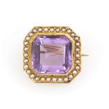 Brosche mit Amethyst und Perlchen um 1900.585 geprüft, 2 x 2 cm, 7,8 g. Zargengefasster Amethyst,