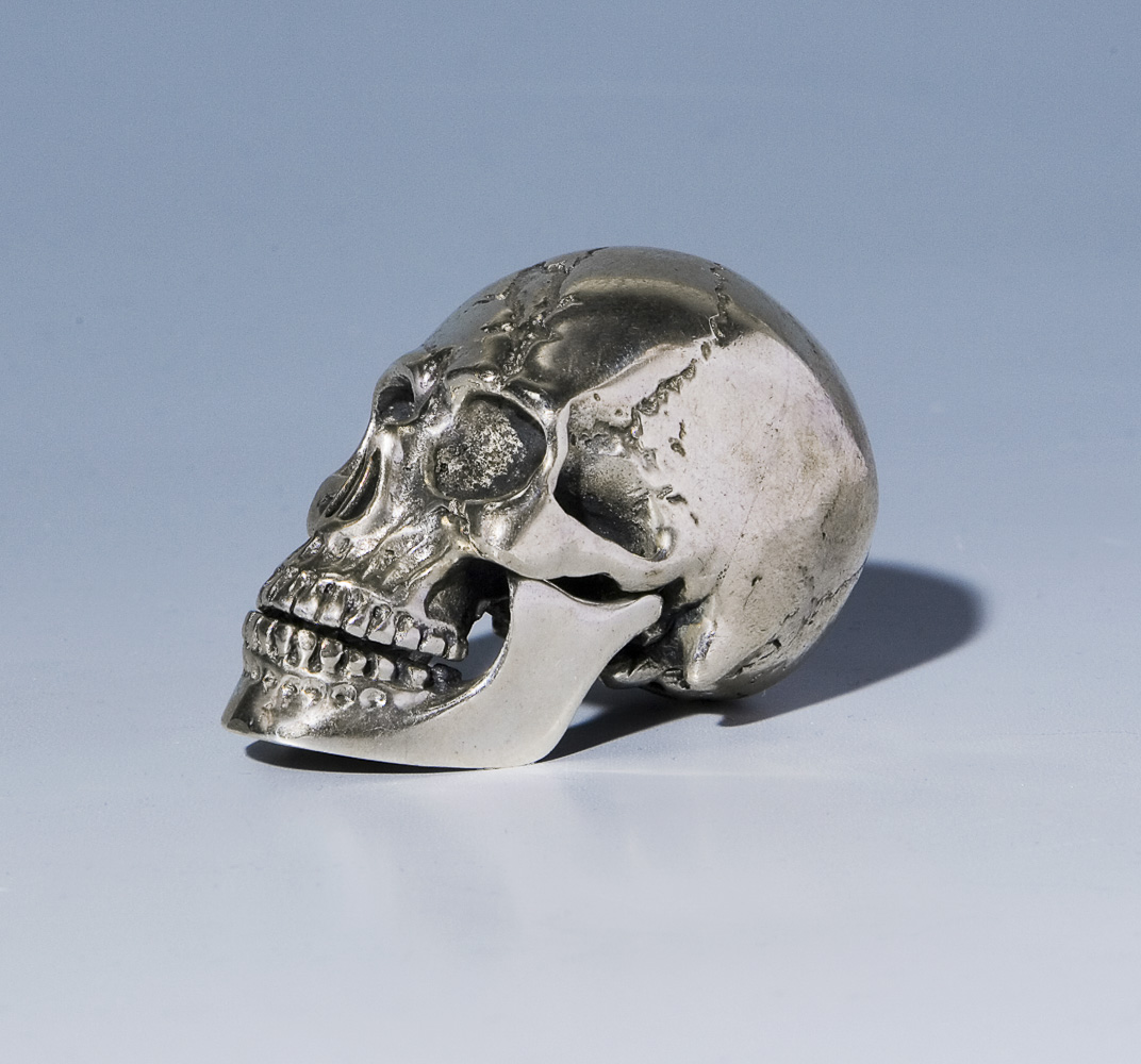 Totenkopf mit beweglichem Unterkiefer.Silber, gegossen, reliefiert, detailreich mit den