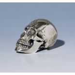 Totenkopf mit beweglichem Unterkiefer.Silber, gegossen, reliefiert, detailreich mit den