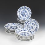 6 + 6 + 6 Zwiebelmuster-Teller, MEISSEN.Knaufschwerter, teils vor 1888, teils ab 1888-1918, 4