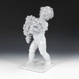 Großer Putto mit Weintraube.Ungemarkt. Roter Ton, weiß glasiert. H 53 cm. Nackter Knabe mit großer