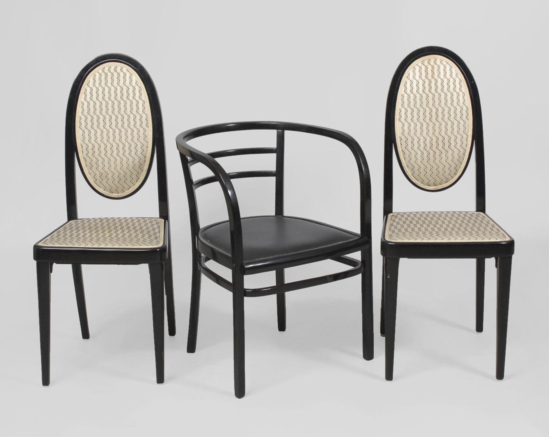 2+1 Stühle im Wiener Jugendstil.Nach 1900. Ebonisiertes Holz. H 2x je 102,5 cm und 1x 76,5 cm. 2 - Bild 2 aus 2