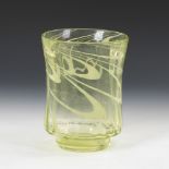 Jugendstil-Vase.Um 1900/10. Hellgrünes, längsoptisch formgeblasenes Glas mit eingeschmolzenen,weißen