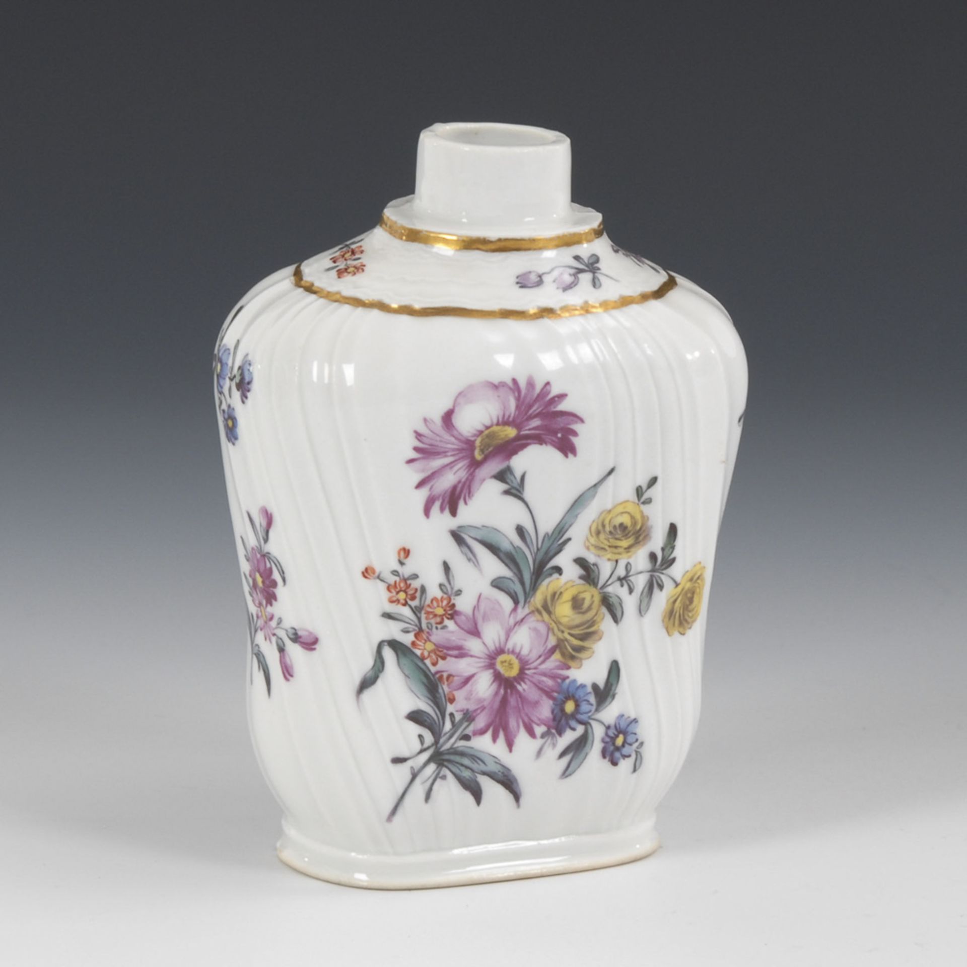 Teedose mit Blumenmalerei.Ungemarkt, wohl ANSBACH, 2. Hälfte 18. Jahrhundert. Polychrom bemalt, - Bild 2 aus 3