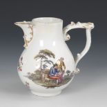 Kännchen mit Genremalerei, MEISSEN.Knaufschwerter, 18. Jahrhundert. Polychrom bemalt, goldstaffiert.