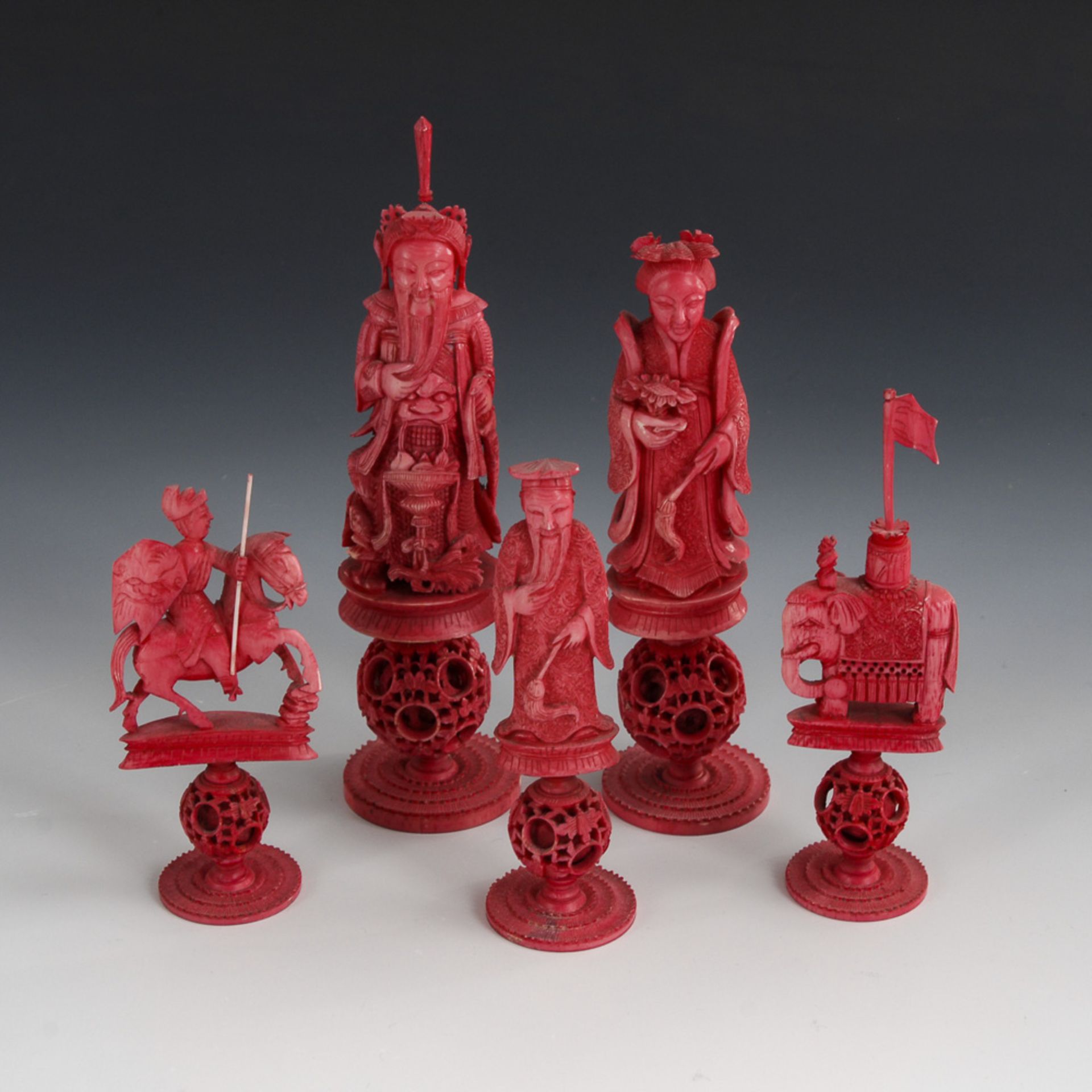 Schachspielfiguren - Elfenbein.China, um 1870, teils rot eingefärbt. Vollständig. Max. H 15 cm. - Bild 2 aus 4