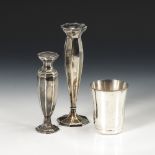 Silberbecher und 2 schlanke Vasen.Deutschland, Anfang 20. Jahrhundert. Halbmond/Krone/Feingehalt (1x