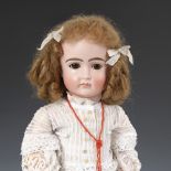 Porzellankopfpuppe.Um 1900. Gemarkt: "15", wohl Kestner für den französischen Markt. L 54 cm.