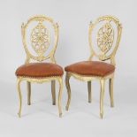 2 Historismus-Stühle.Ende 19. Jh., wohl Eiche, cremefarben lackiert, ca. 98 x 48 x 46 cm. 2