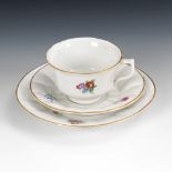 Gedeck mit Blumenmalerei, ROYAL COPENHAGEN.Wellenmarke, bis 1893. Farb- und goldstaffiert. H Tasse 6