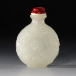 Snuffbottle aus weißem Glas.Gedrungene Flaschenform mit Yin-Yang Symbol und zahlreichen