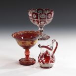 2 Fußschalen und 1 Milchkännchen.BÖHMEN, 2. Hälfte 19. Jahrhundert. Farbloses, rot gebeiztes Glas.