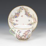 Tasse mit Capodimontedekor.Undeutliche Prägemarke, 19. Jahrhundert. Farb- und goldstaffiert. H Tasse