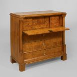 Biedermeier-Schreibsekretär.Um 1850. Birke furniert. 106 x 113 x 57 cm. Schlichte Schreibkommode mit