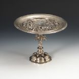 Versilberte Fußschale als "Ehrenpreis".Berlin, um 1860. H 17 cm, ø 22,5 cm. Reliefierte Schale mit