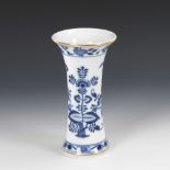 Zwiebelmuster-Flötenvase, MEISSEN.Knaufschwerter, ab 1850-1918, 1. Wahl. Unterglasurblaue Malerei,