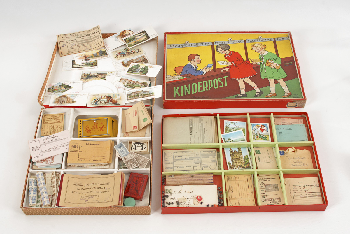 2 Spiele "Kinderpost".Um 1900 und jünger. Pappe, farbig bedruckt. 3,5 x 38 x 27 cm /5 x 30 x 30 - Image 2 of 3