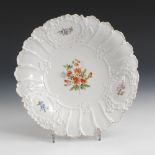 Reliefteller, MEISSEN.Knaufschwerter, ab 1850-1918, 2 Schleifstriche. Polychrome Blumenmalerei,