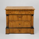 Biedermeier-Kommode.Um 1820/30. Kirschbaum furniert. 89 x 100 x 56 cm. 4-schübige Kommode mit