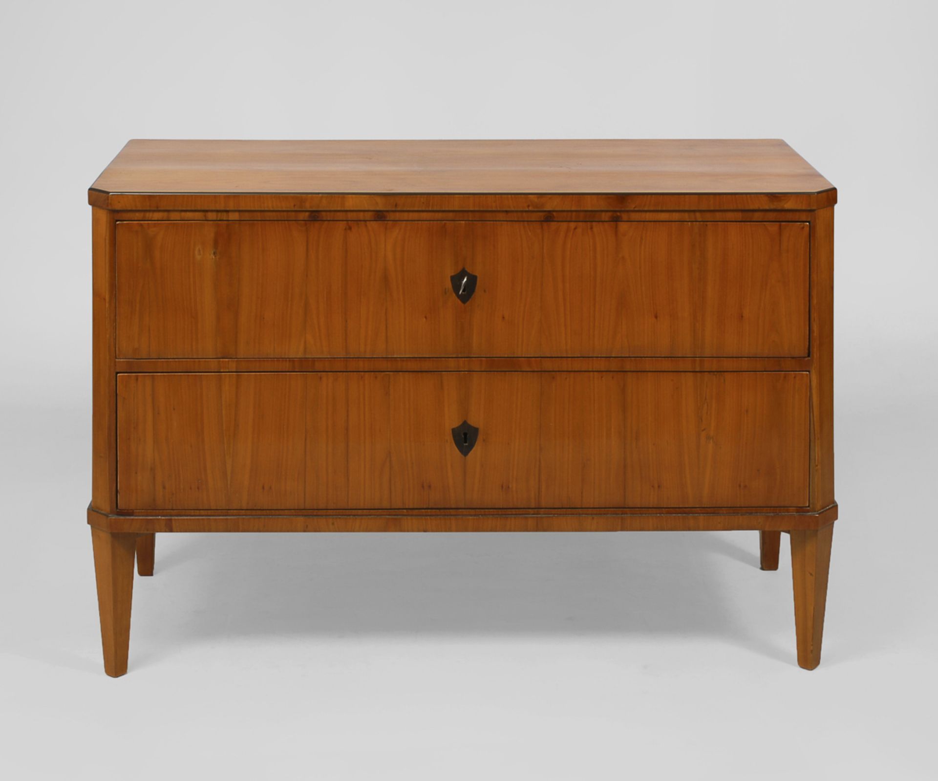 Biedermeier-Kommode.Um 1830. Kirschbaum furniert. 77 x 117 x 50,5 cm. 2-schübige Kommode auf